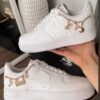 Nike Air Force Branco com Acessório Dourado